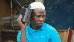 Umugabo uri kumva radio