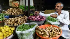 కూరగాయలు అమ్ముతున్న వ్యక్తి