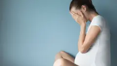 Mulher grávida chorando