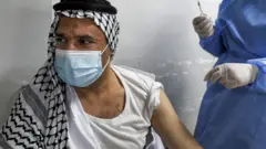 مواطن عراقي يتلقى لقاح كورونا