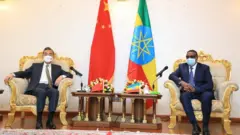 Itaanaa MM Damaqaa Makonniinii fi Ministira Dhimaa ALaa Chaayinaa Waang Yuu
