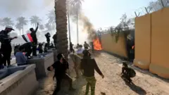 ABD'nin Bağdat Büyükelçiliği dışında toplanan göstericiler