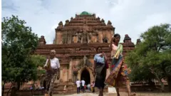 ယူနက်စကို ကမ္ဘာယဉ်ကျေးမှု ကော်မတီဝင် ၂၁ နိုင်ငံက ပုဂံကို ကမ္ဘာအမွေအနှစ်စာရင်း ထည့်သွင်းဖို့ အတွက်ကန့်ကွတ်ဖို့ မရှိပဲ အတည်ပြုလိုက်တာလည်းဖြစ်ပါတယ် ။