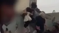 Algunos afganos están optando por entregar a sus hijos a los soldados estadounidenses, a través de un muro, con el objetivo de que sean rescatados.
