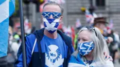 Сторонники отделения Шотландии на митинге перед самыми выборами шотландского парламента