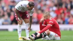 Agbabọọlu Aston Villa kan n ki agbabọọlu Man Ubited to ṣeṣe