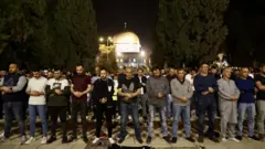 المسلمون يؤدون صلاة التراويح الأولى في رمضان في باحة المسجد الأقصى بالقدس 1 أبريل/ نيسان 2022.