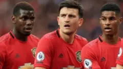 Abagenzi ba Pogba bakinana muri Manchester United Harry Maguire na Marcus Rashford bamufashe mu mugongo