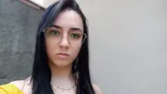 Lara da Silva ficou famosa com vídeo de briga dela na escola; ela conta ter sofrido com repercussão do caso e move ações na Justiça contra empresas como Google e Facebook.