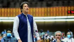 مخالفان دولت، غالبا عمران خان را یک نخست وزیر "برگزیده" توصیف می‌کنند و می گویند او با کمک ارتش قدرتمند کشور به قدرت رسیده