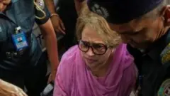 ২০১৮ সালের ৬ই অক্টোবর কারাগার থেকে হাসপাতালে নিয়ে যাওয়ার সময় খালেদা জিয়া