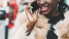 Umugore uri kuvugira kuri telephone