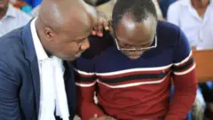 Eric Kabendera(kulia) na Wakili wake Jebra Kambole