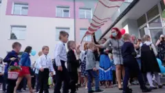 "У масці складно" – як школярі повертаються на навчання