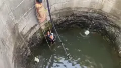 ஆழமான கிணற்றுக்குள் இறங்கி ஆபத்தான முறையில் தண்ணீர் எடுக்கும் பெண்கள்