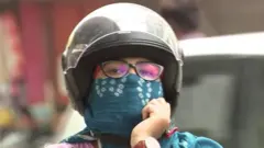 હૅલ્મેટ પહેરેલી મહિલાની તસવીર