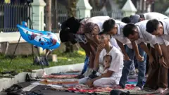 Su ma al'ummar birnin Malang na kasar Indonesiya sun yi tasu sallar Idi a yau Lininin