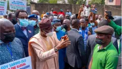 Sanwo Olu for Magodo with di protesters