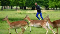 Horyaalka Olympic-da iyo caalamka ee orodka masaafaha dheer Mo Farah oo ku tababaranaya beerta Richmond Park, ee magaalada London.