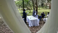 Le marié et la mariée prononçant leurs vœux lors de leur cérémonie de mariage à Nairobi