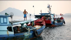 Nelayan Tanjung Balai Karimun sering dikejar, diusir bahkan ada yang ditabrak oleh kapal ikan asing saat mencari ikan di Laut Natuna Utara.