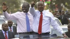Bw Ruto (Kulia) alikuwa mgombea mwenza wa Bw Kenyatta(Kushoto)katika uchaguzi uliopita