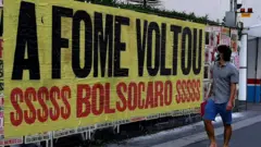 'A fome voltou', diz o cartazapostas copa do mundoprotesto na Avenida Paulista,apostas copa do mundoSão Paulo