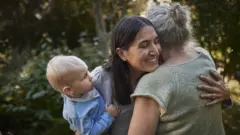 Madre con un niño y una mujer mayor