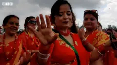 नाच्दै महिलाहरू