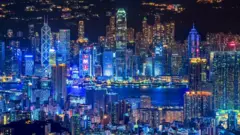 கோவிட்; சுற்றுலா பயணிகள் வருகையை அதிகரிக்க இலவச விமான டிக்கெட் வழங்கும் ஹாங்காங்