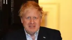 Waziri mkuu nje ya afisi yake ya Downing street kabla ya kulazwa hospitalini