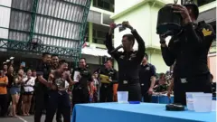 การจับใบดำ-ใบแดงของชายไทย