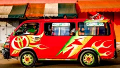 በቀለም ያሰበረቀ ሚኒባስ