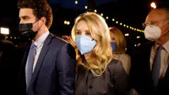 霍爾姆斯和家人離開法庭