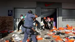 South Africa looting updates: Protest, looting, riots in South Africa as Ramaphosa deploy military - Fotos