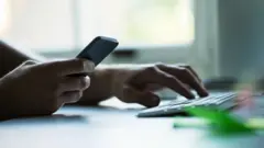 Maos de pessoa trabalhando