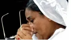 হামলায় অল্পের জন্যে বেঁচে যান আওয়ামী লীগের নেত্রী ও বর্তমান প্রধানমন্ত্রী শেখ হাসিনা।