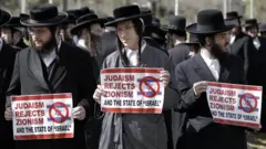 Judíos ultraortodoxos Neturei Karta protestando contra el estado de Israel