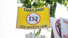 ป้ายประท้วง ม.112