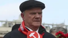 Ảnh chụp ngày 22/4: Ông Gennady Zyuganov đã đến trước Lăng Lenin để đặt vòng hoa