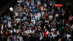 Pessoas na estação de trem da Luz, em São Paulo