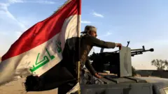 أحد عناصر الشرطة الاتحادية يتموقع قرب بغداد