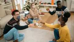 Маски и социальная дистанция на рождественской вечеринке