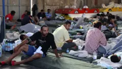 نشر سلاح الجو اليوناني لقطات لطاقم مروحية ينقل ناجين إلى مخيم للمهاجرين