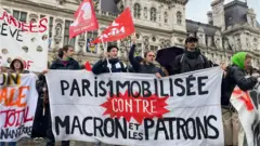 Protesters in front of the Paris City Hall