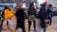 Полицейский и протестующие