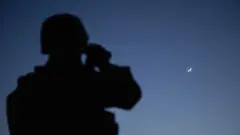 Silueta de un soldado en el Donbás