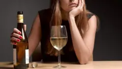 žena s flašom
