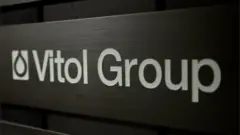 Logo de Vitol en su sede de Ginebra, Suiza.