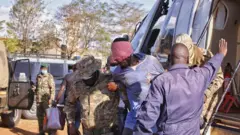 Abanyororo bafashwe bariko barururutswa indege